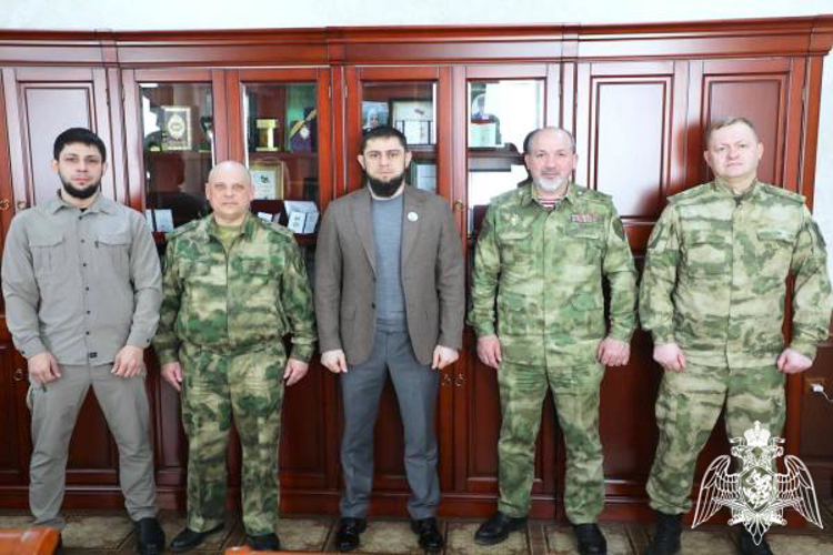 В Грозном состоялась рабочая встреча заместителя командующего Северо-Кавказским округом Росгвардии с руководителем МинНацИнформа региона