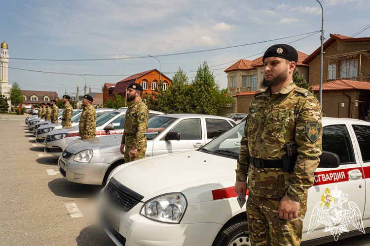 В отделе вневедомственной охраны по городу Грозный прошел смотр служебного автотранспорта 