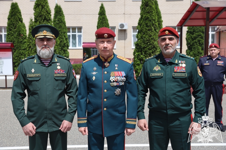 Директор Росгвардии Герой России генерал армии Виктор Золотов вручил личный штандарт командующему Северо-Кавказским округом войск национальной гвардии