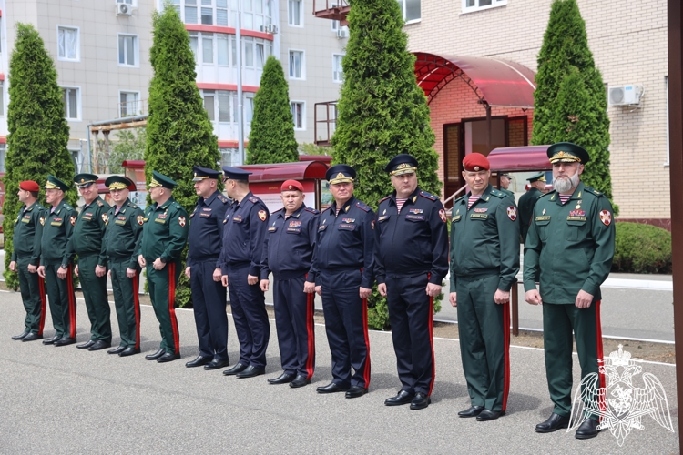 Директор Росгвардии Герой России генерал армии Виктор Золотов вручил личный штандарт командующему Северо-Кавказским округом войск национальной гвардии