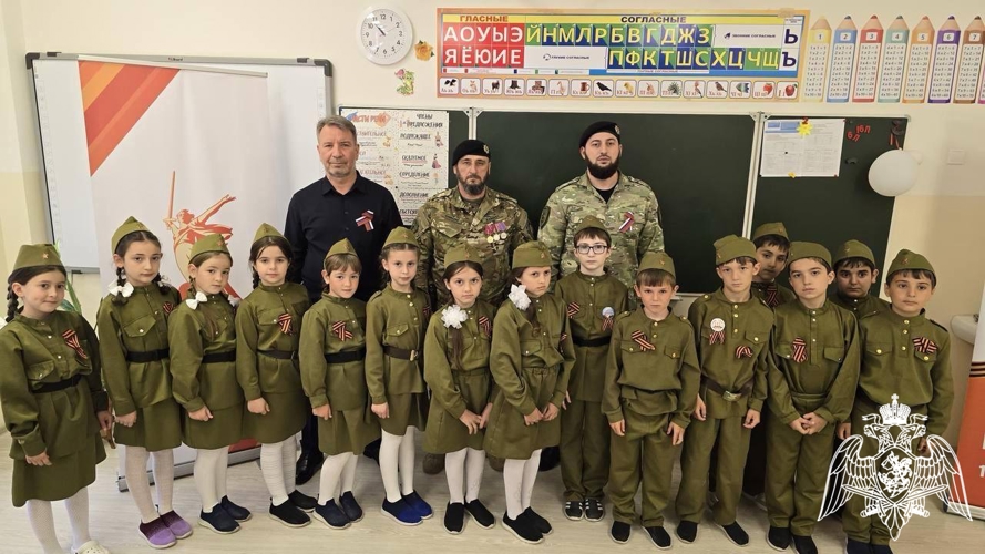 В Чеченской Республике офицеры Росгвардии провели урок Мужества в преддверии Дня Победы