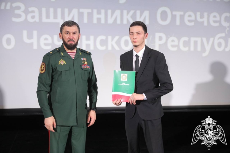В Грозном росгвардейцы приняли участие в торжественном мероприятии к годовщине образования регионального отделения фонда «Защитники Отечества»