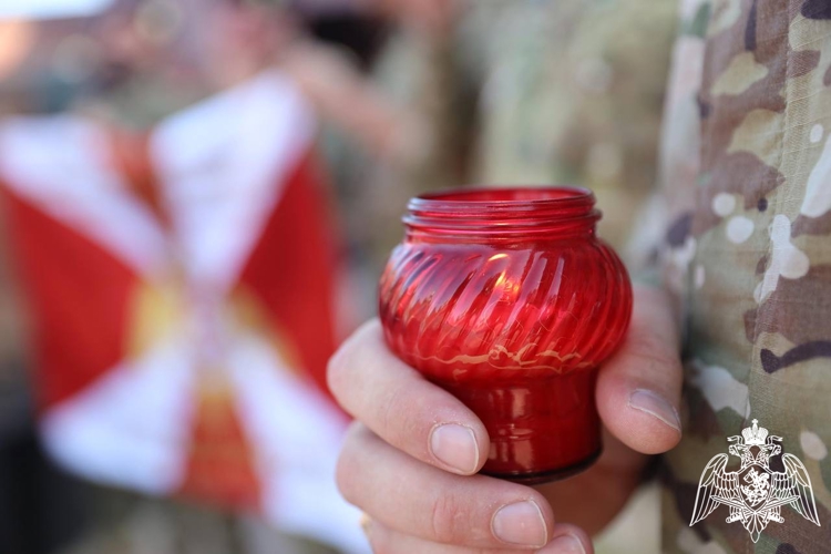 Военнослужащие и сотрудники Росгвардии в Чеченской Республике почтили память героев Великой Отечественной войны 