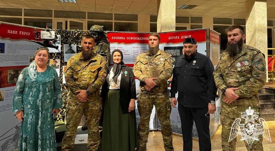 Росгвардейцы приняли участие в открытии выставки «Чужие и СВОи. Обличья и лица» в Грозном