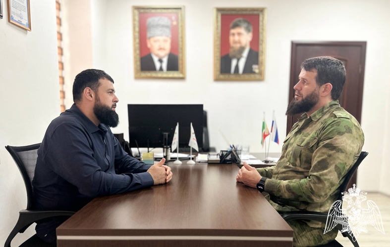 В Грозном представитель Росгвардии провел рабочую встречу с руководителем филиала фонда «Защитники Отечества»