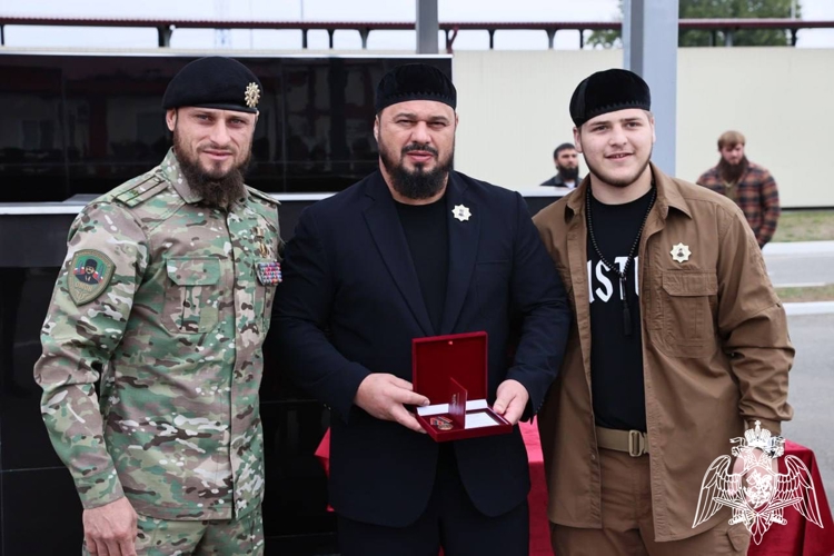 В Грозном отметили 25-ю годовщину со дня образования ОМОН «АХМАТ-Крепость» (на транспорте)