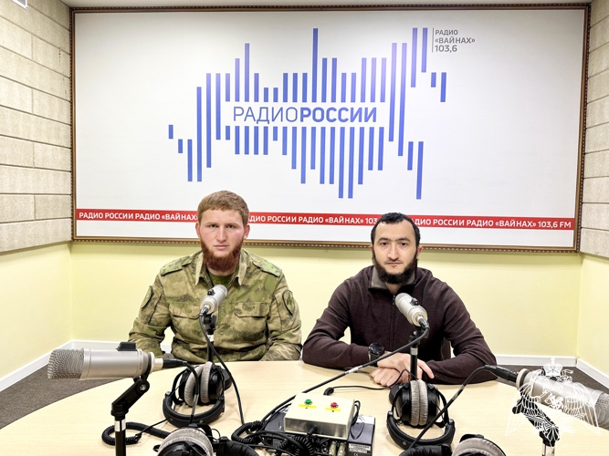 В День военного связиста офицер Росгвардии выступил на региональном радио в Грозном 