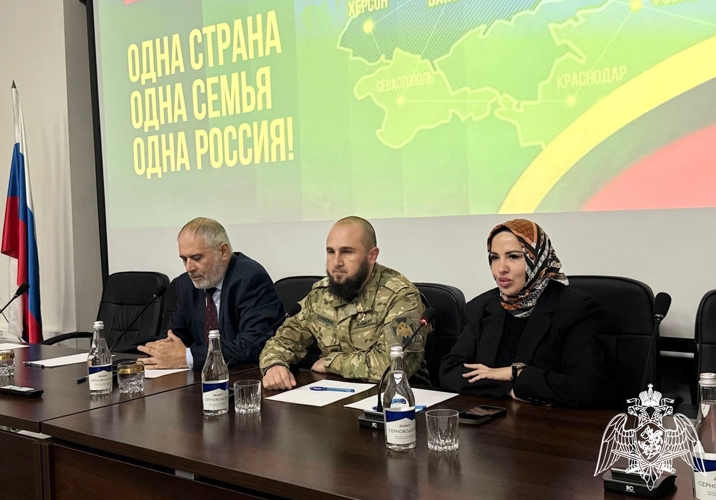 В Грозном офицер Росгвардии принял участие в мероприятии, посвященном Дню воссоединения новых регионов с Россией