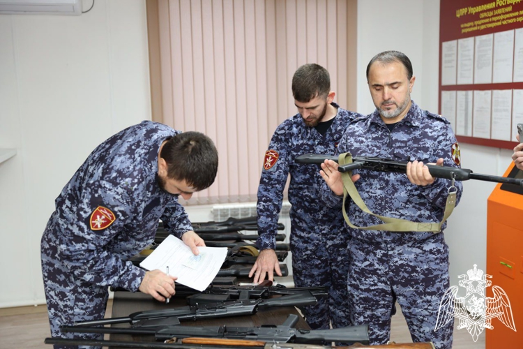 В Управление Росгвардии по Чеченской Республике граждане передали 20 единиц оружия для нужд СВО