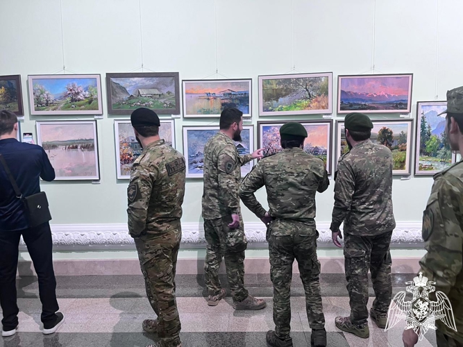 Росгвардейцы приняли участие в открытии выставки ко Дню народного единства в Грозном