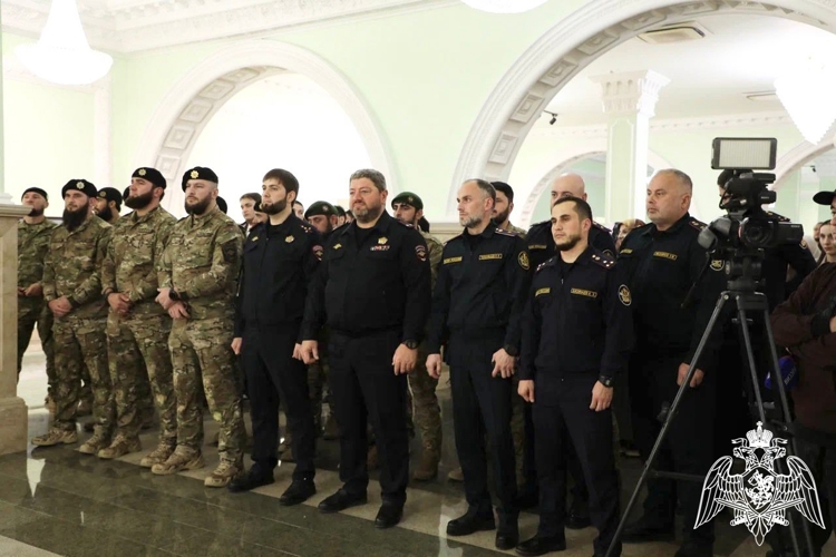 Росгвардейцы приняли участие в открытии выставки ко Дню народного единства в Грозном