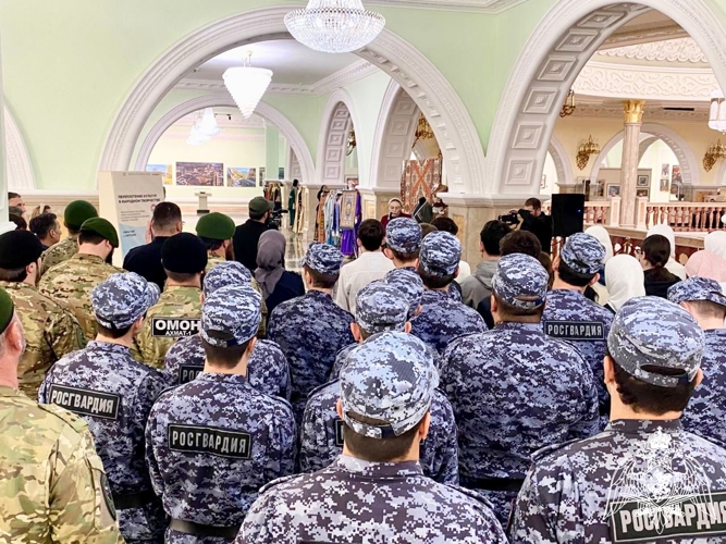 Росгвардейцы приняли участие в открытии выставки «Переплетение культур в народном костюме» в Грозном