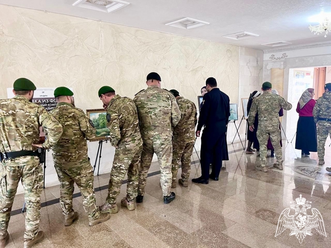 Росгвардейцы посетили выездную художественную выставку  в Аргуне
