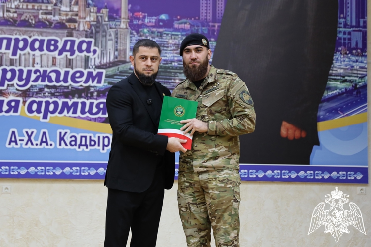 В Грозном сотрудникам Росгвардии вручили благодарственные письма МинНацИнформа 