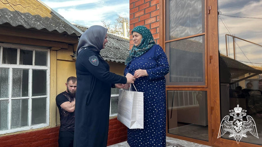 Сотрудники Росгвардии в Чеченской Республике навестили матерей погибших сотрудников