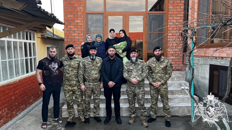 Сотрудники Росгвардии в Чеченской Республике навестили матерей погибших сотрудников