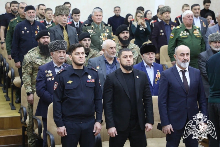 В Грозном сотрудникам Росгвардии вручили благодарственные письма МинНацИнформа 