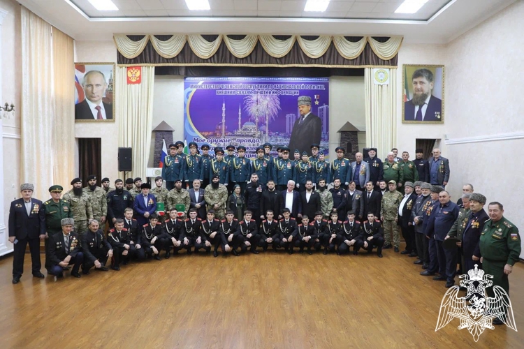 В Грозном сотрудникам Росгвардии вручили благодарственные письма МинНацИнформа 