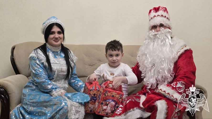 В Чеченской Республике дети погибших сотрудников Росгвардии получили новогодние подарки 