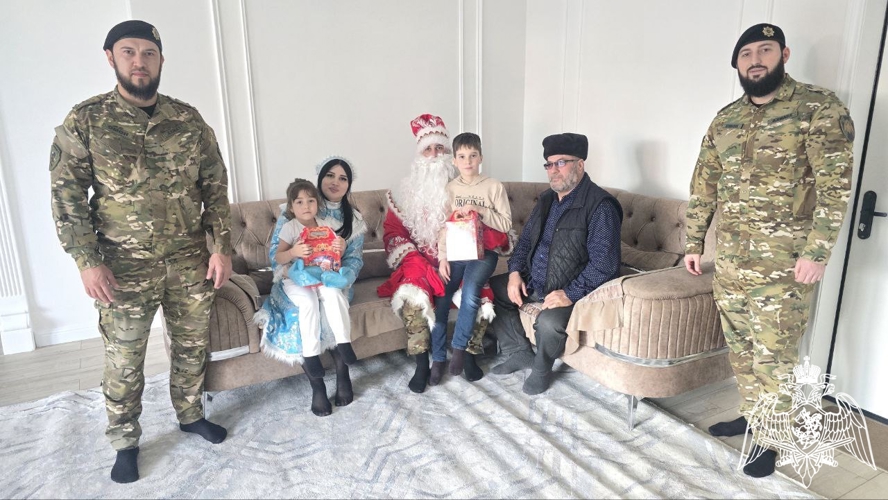 В Чеченской Республике дети погибших сотрудников Росгвардии получили новогодние подарки 