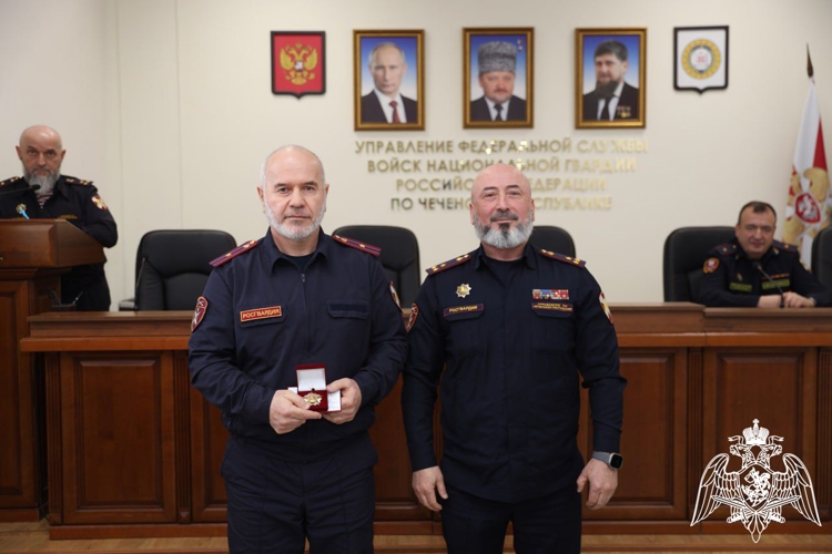 В Грозном наградили сотрудников лицензионно-разрешительной работы и госконтроля Росгвардии
