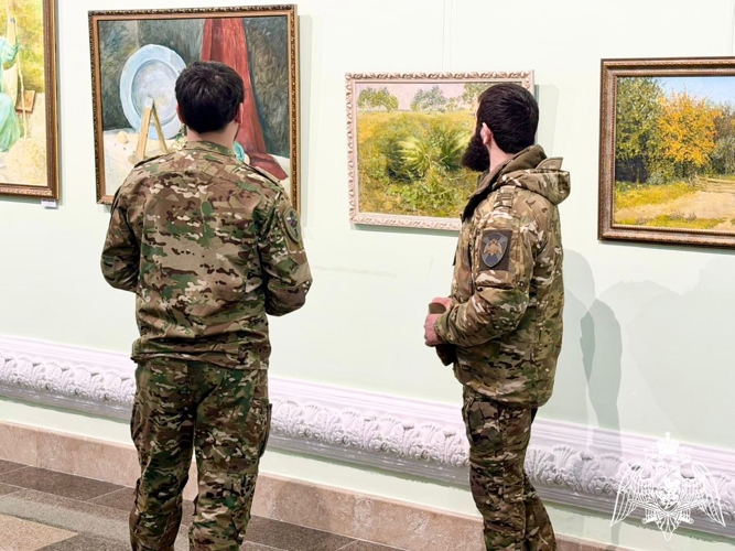 Сотрудники Росгвардии посетили открытие выставки художницы Мархабы Шалиевой в Грозном 