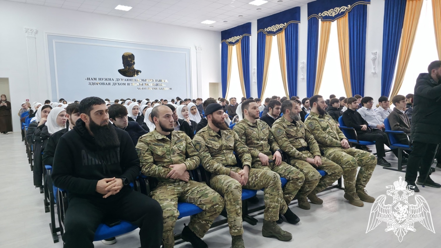 Росгвардейцы провели урок мужества для студентов педагогического колледжа в Грозном