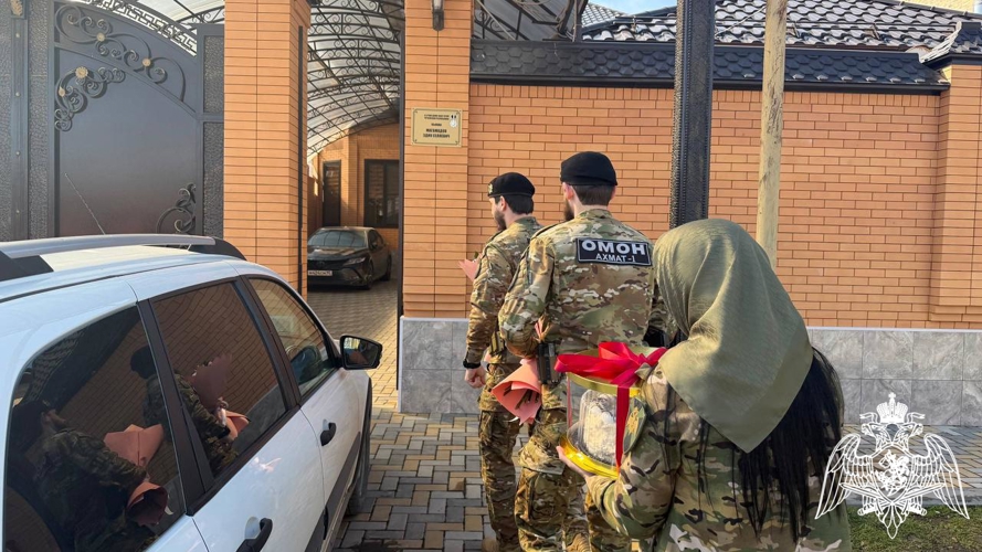 В Чеченской Республике росгвардейцы поздравили матерей и вдов погибших сослуживцев с 8 марта