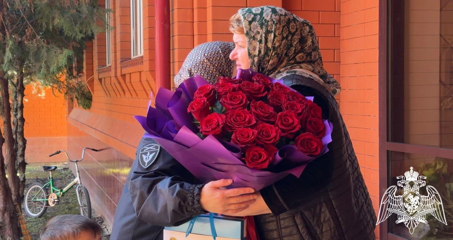 В Чеченской Республике росгвардейцы поздравили матерей и вдов погибших сослуживцев с 8 марта