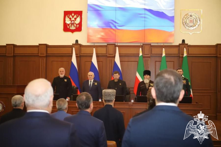 Начальник Управления Росгвардии по Чеченской Республике принял участие в торжественном собрании, посвященном Дню Конституции региона