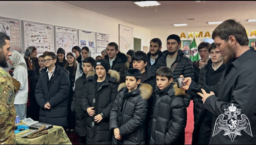 Росгвардейцы провели День открытых дверей для волонтеров в Чеченской Республике
