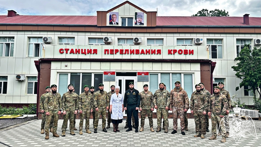 В Грозном военнослужащие Росгвардии приняли участие в акции «От сердца к сердцу»