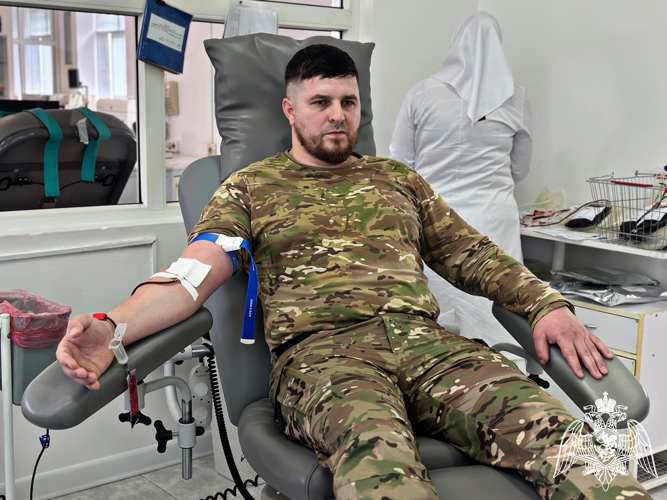 В Грозном военнослужащие Росгвардии приняли участие в акции «От сердца к сердцу»