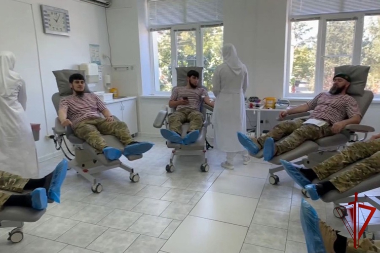 В Грозном сотрудники Росгвардии сдали кровь в рамках Всемирного дня донора