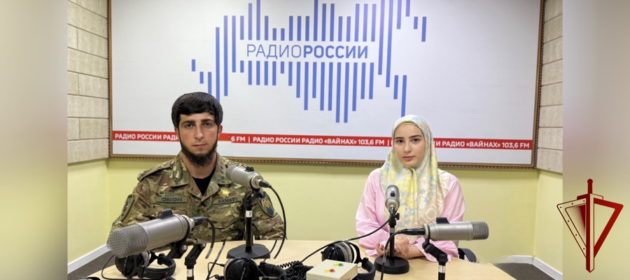 В Грозном кинолог Росгвардии выступил в эфире регионального радио