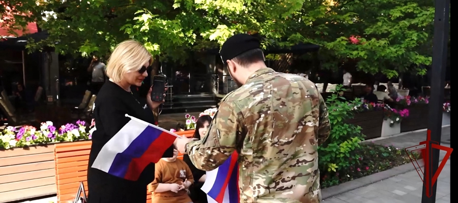 В Чеченской Республике сотрудники и военнослужащие Росгвардии присоединились к акции «Российский триколор»