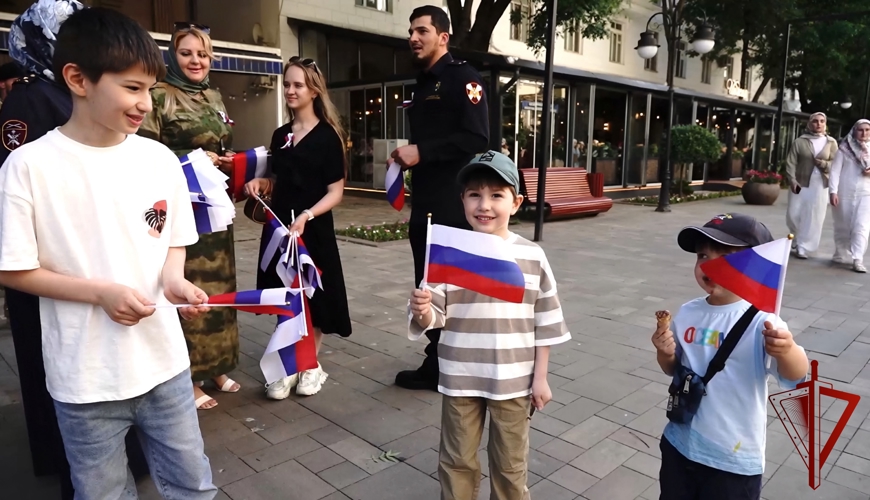 В Чеченской Республике сотрудники и военнослужащие Росгвардии присоединились к акции «Российский триколор»