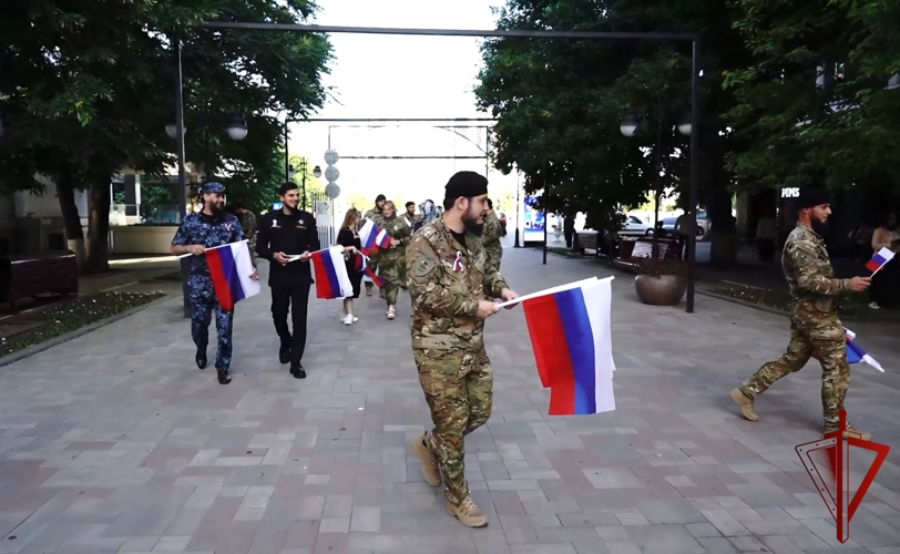 В Чеченской Республике сотрудники и военнослужащие Росгвардии присоединились к акции «Российский триколор»