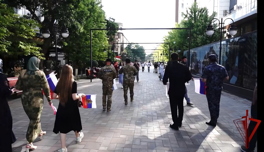 В Чеченской Республике сотрудники и военнослужащие Росгвардии присоединились к акции «Российский триколор»