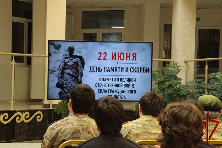 В Грозном росгвардейцы приняли участие в мероприятии ко Дню памяти и скорби