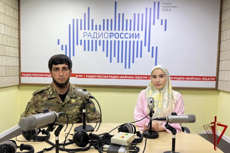 В Грозном кинолог Росгвардии выступил в эфире регионального радио