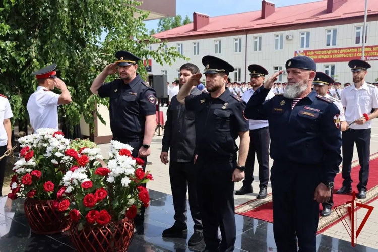 Представитель Росгвардии поздравил выпускников Грозненского суворовского военного училища