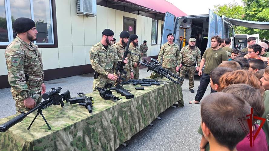 В ОМОН «АХМАТ-1» прошел День открытых дверей для воспитанников детского лагеря «Майралла»