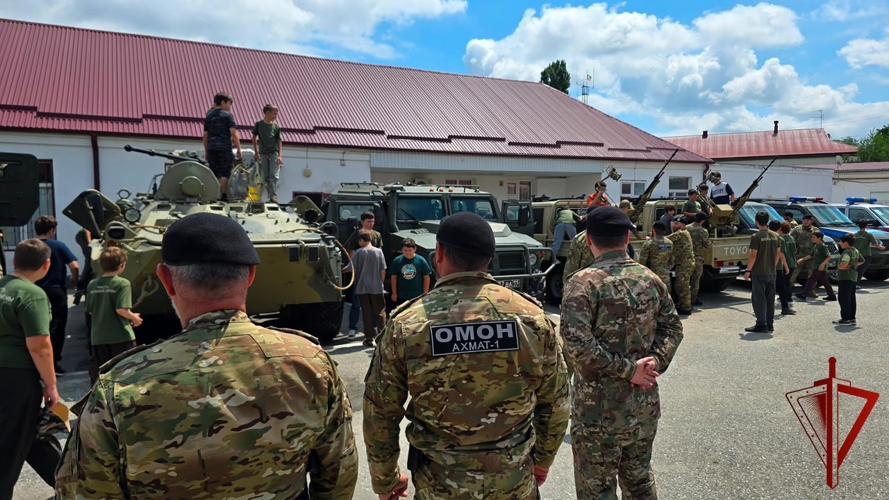 В ОМОН «АХМАТ-1» прошел День открытых дверей для воспитанников детского лагеря «Майралла»