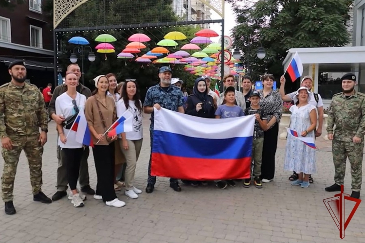 Росгвардейцы Чечни развернули патриотическую акцию в честь Дня Государственного флага России