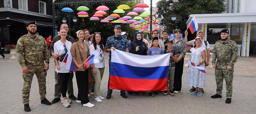 Росгвардейцы Чечни развернули патриотическую акцию в честь Дня Государственного флага России