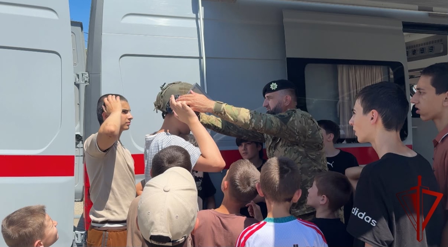 Росгвардейцы провели урок мужества для воспитанников детского лагеря «Майралла»