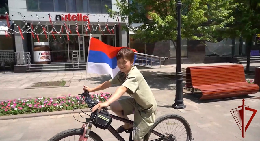 Росгвардейцы Чечни развернули патриотическую акцию в честь Дня Государственного флага России