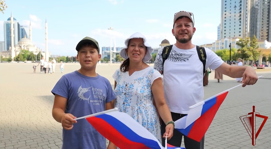 Росгвардейцы Чечни развернули патриотическую акцию в честь Дня Государственного флага России