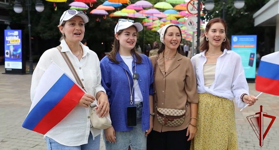 Росгвардейцы Чечни развернули патриотическую акцию в честь Дня Государственного флага России